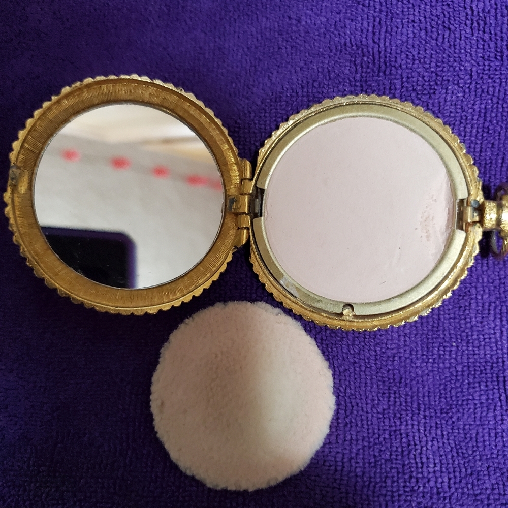 Vintage 60's Powder Compact - Picture 7 of 7